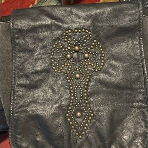 Wilson leather shoulder bag. With brass studded cross.